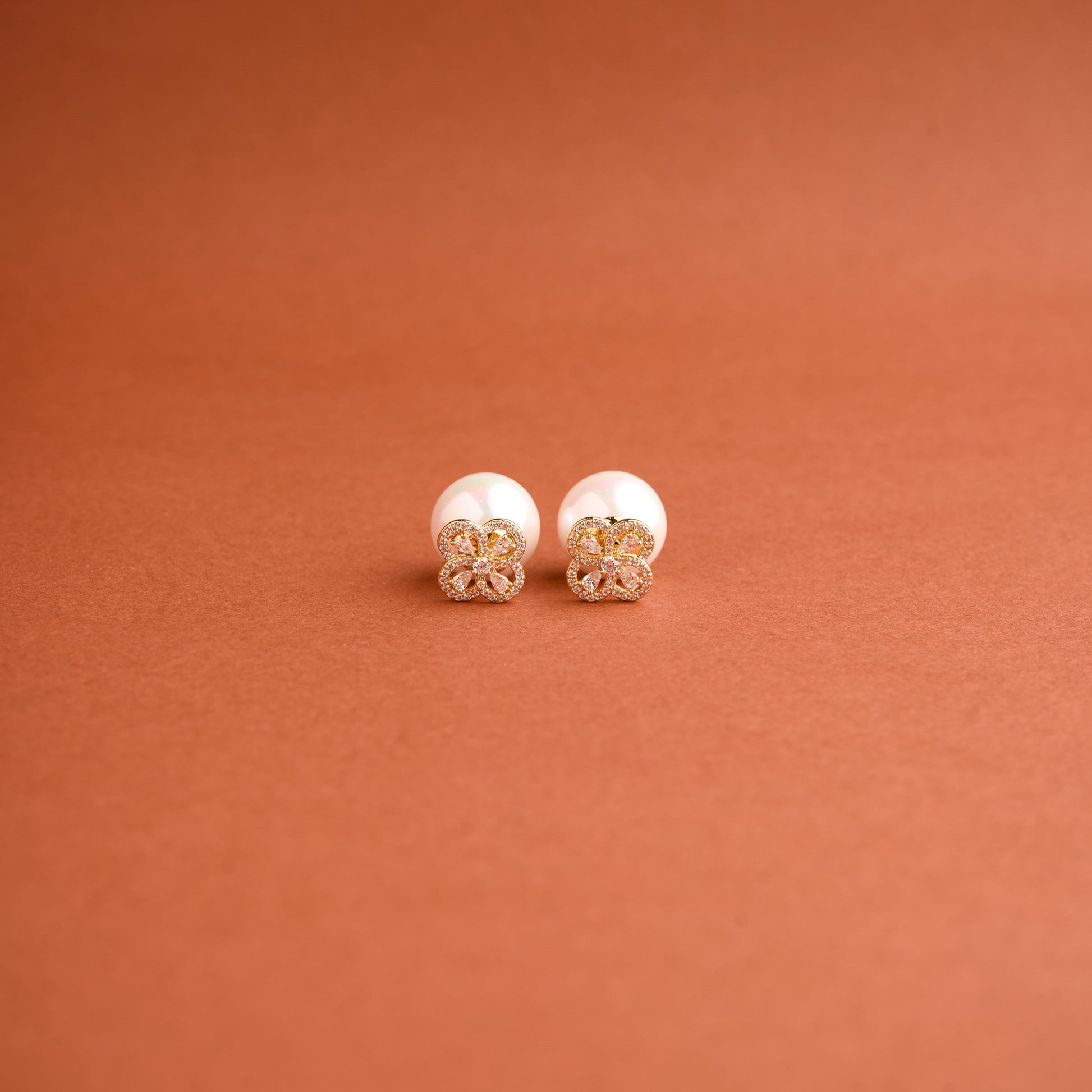 Clover Pearl Earrings Mozaati