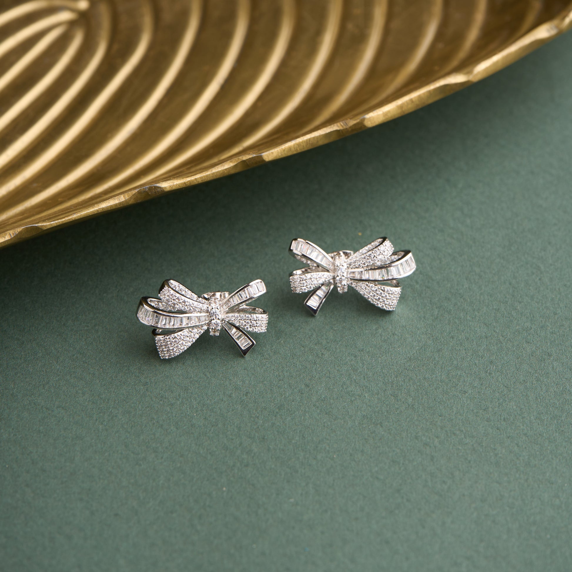 Bow Baguette Earrings Mozaati