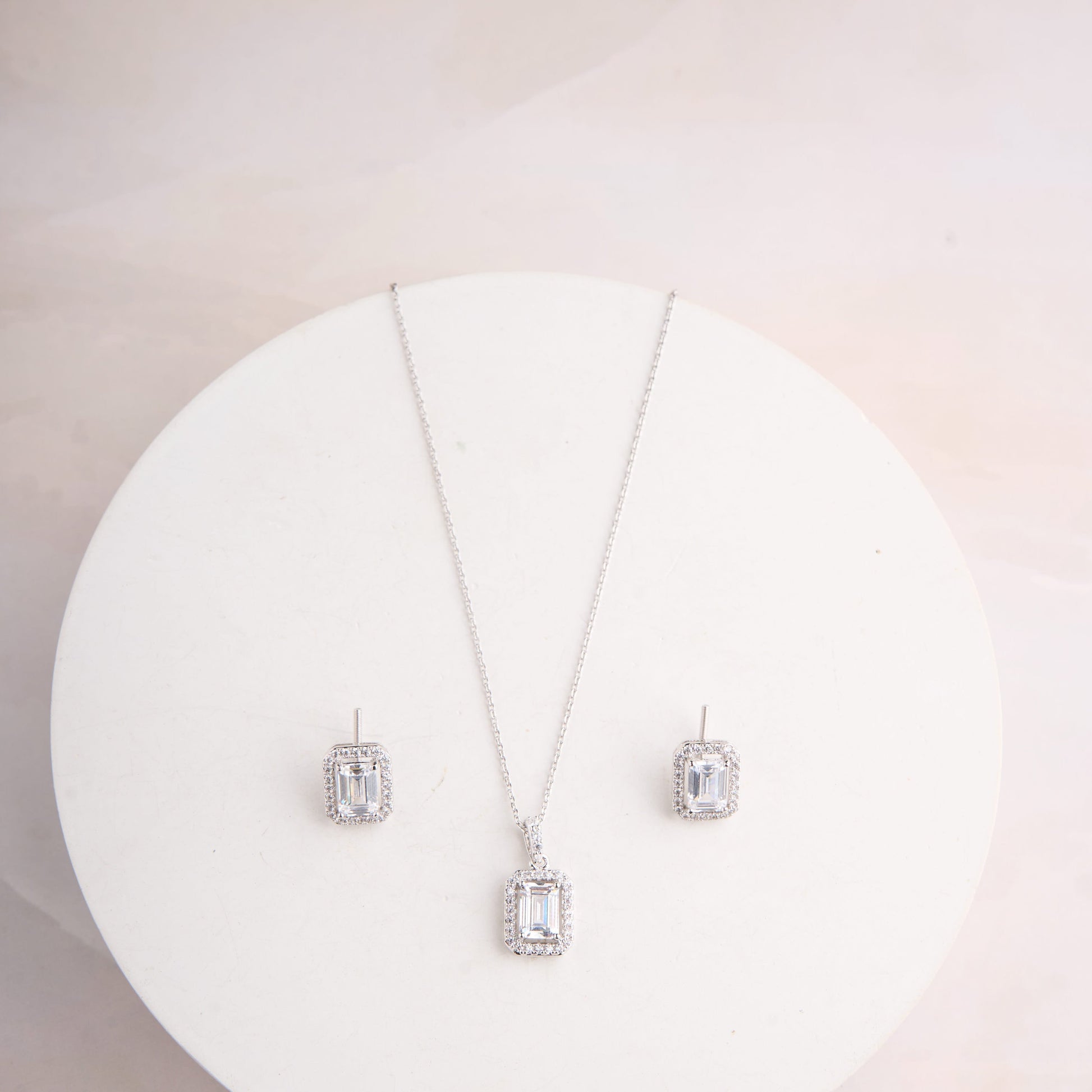 Robin Pendant Set-White Mozaati