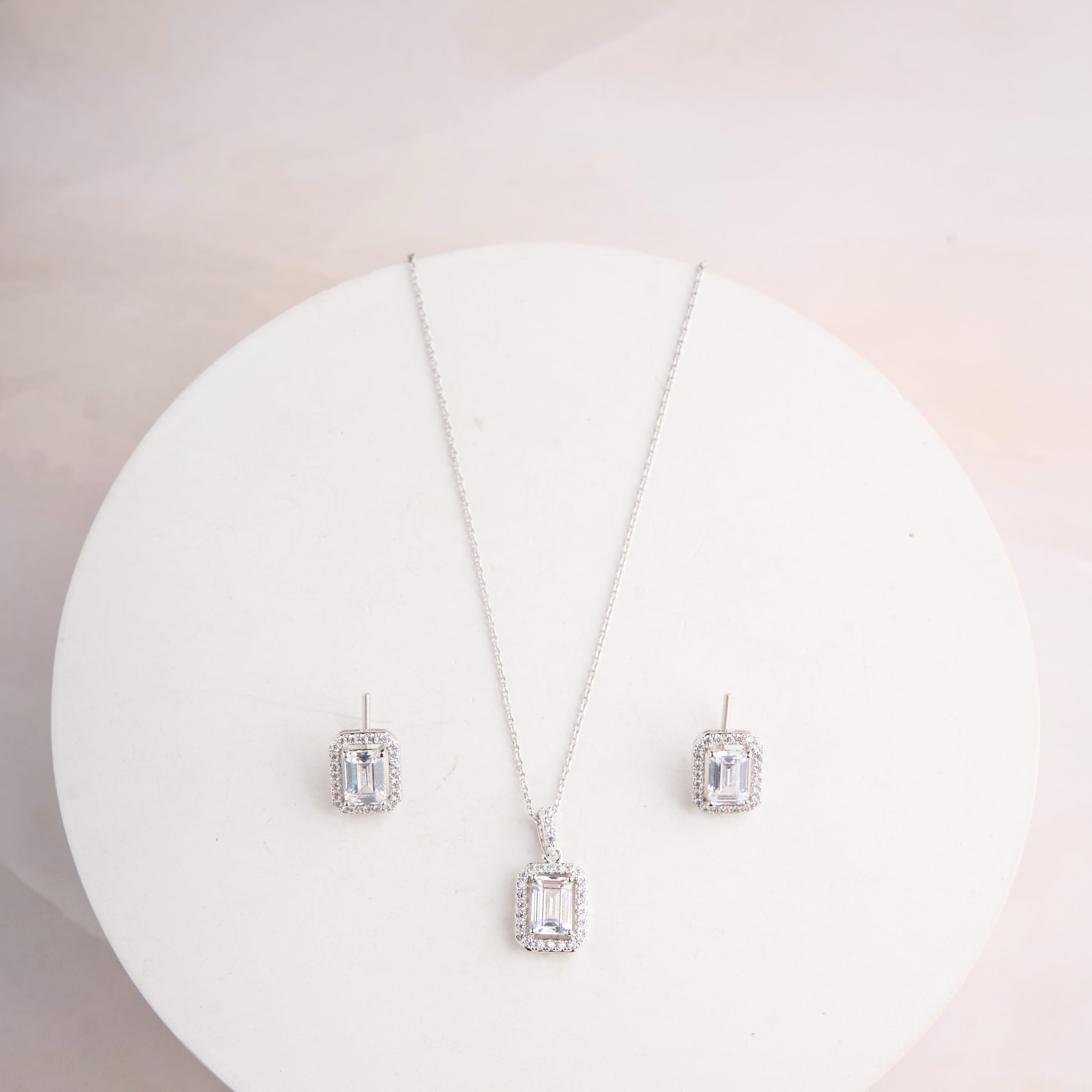 Robin Pendant Set-White Mozaati